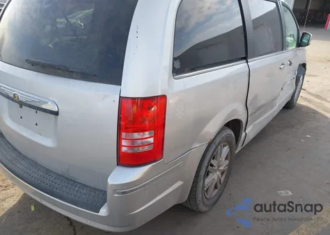 2010 Chrysler Town & Country Limited z USA, uszkodzony, nr VIN 2A4RR6DX5AR193058